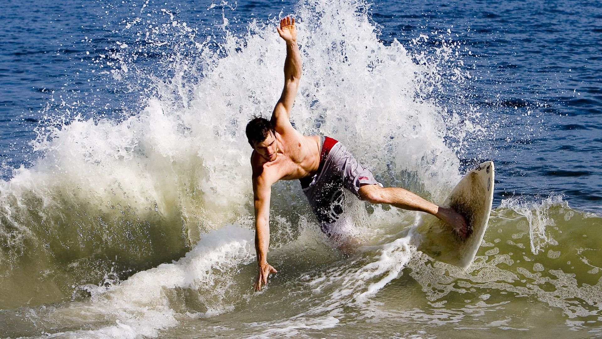 意甲“都灵德比” 尤文3比2险胜都灵 队长95分钟任意球绝杀